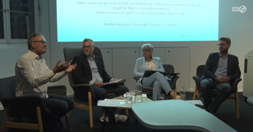 Table ronde avec le professeur d’économie territoriale à l’université de Neuchâtel Olivier Crevoisier, le Conseiller national Baptiste Hurni et la Conseillère fédérale Elisabeth Baume-Schneider. Image © Canal