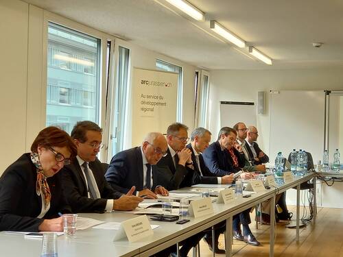 Conférence de presse du 9 mai 2022. En présence d'Annie Genevard, Députée du Doubs et Vice-présidente de l’Assemblée nationale française, Pascal Broulis, Conseiller d’Etat vaudois, Pierre Alain Schnegg, président d’arcjurassien.ch et Conseiller d’Etat bernois, David Eray, Président du Gouvernement jurassien, Laurent Kurth, Conseiller d’Etat neuchâtelois et Nicolas Boudin, Directeur financier de Tag Heuer (succursale de LVMH Swiss Manufactures).