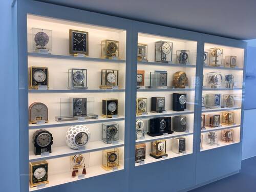 Différentes pendules ATMOS, à mouvement "quasi-perpétuel", de la marque Jaeger-LeCoultre. 