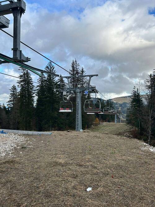 Le nouveau télésiège fixe 4 places entre la France et la Suisse. 